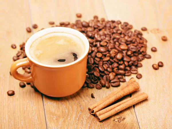 Šálek kávy na dřevěném stole — Stock fotografie