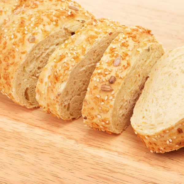 Нарезанный кукурузный хлеб — стоковое фото