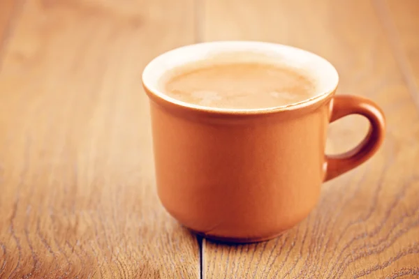 Taza de café sobre mesa de madera —  Fotos de Stock