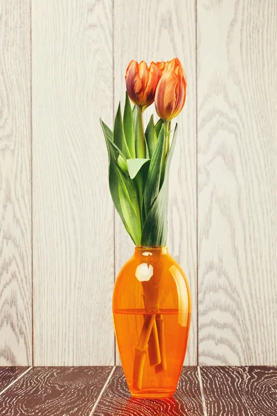 Bouquet Fleurs Tulipe Dans Vase Sur Fond Bois — Photo