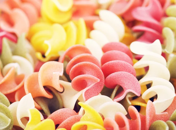 Pasta en espiral cruda multicolor — Foto de Stock