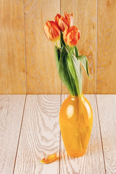 花瓶のチューリップの花の花束 — ストック写真