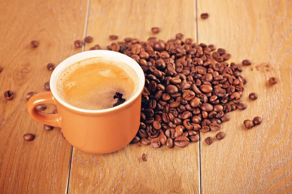 Xícara de café na mesa de madeira — Fotografia de Stock