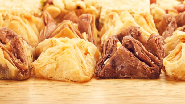 Baklava Různé Orientální Cukrovinky Dřevěný Stůl — Stock fotografie