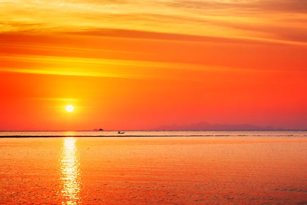 Vacker solnedgång över havet — Stockfoto