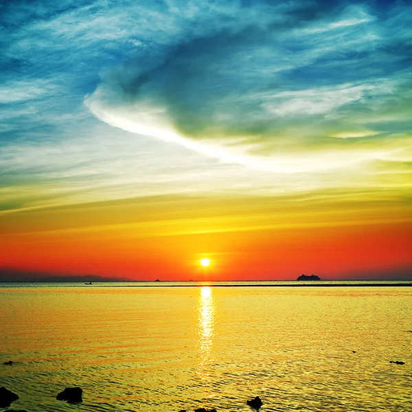 Prachtige zonsondergang boven zee — Stockfoto