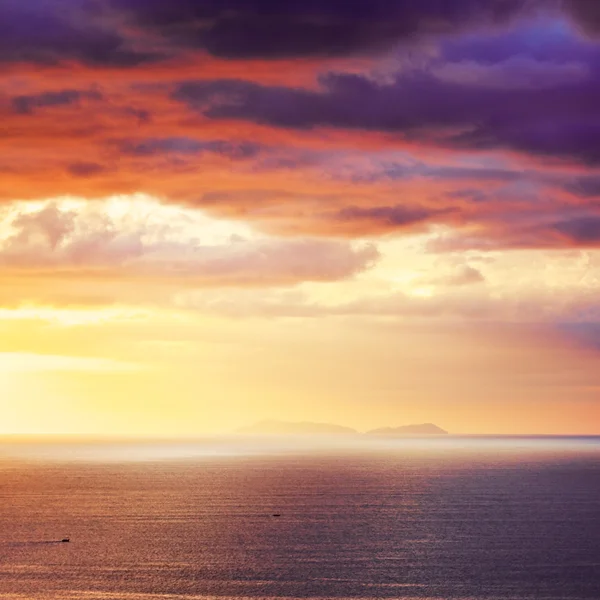 Vacker solnedgång över havet — Stockfoto