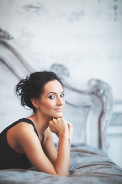 Güzel Bayan yatakta yatarken