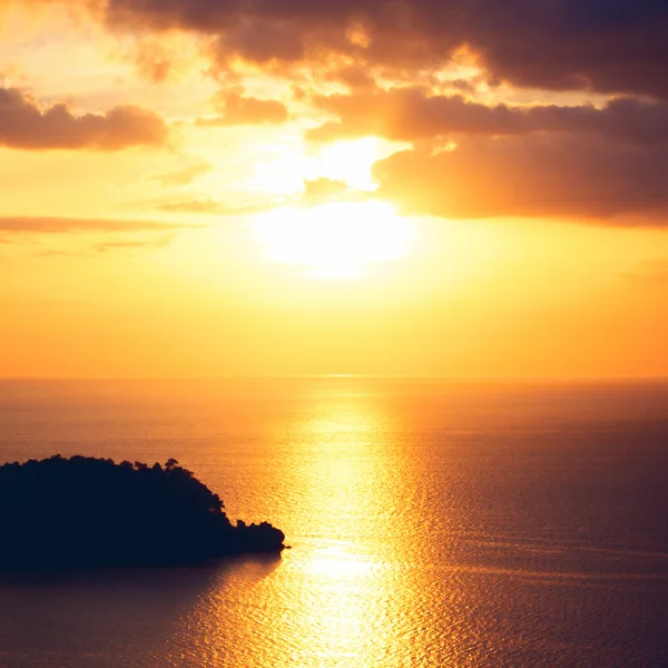 Belo pôr do sol sobre o mar — Fotografia de Stock