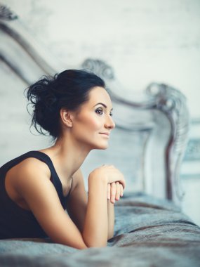 Güzel Bayan yatakta yatarken