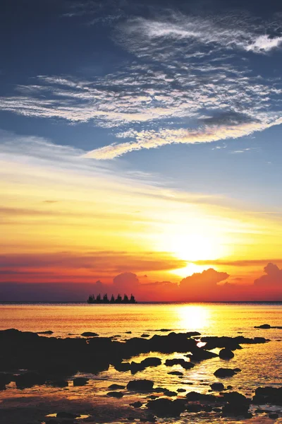 Kaunis auringonlasku meren yllä — kuvapankkivalokuva