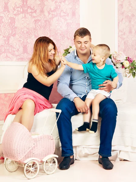 Familia feliz —  Fotos de Stock