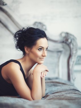 Güzel Bayan yatakta yatarken