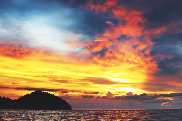 Belo pôr do sol sobre o mar — Fotografia de Stock