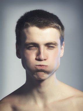 Yakışıklı adam eğlenceli