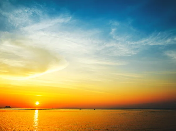 Vacker solnedgång över havet — Stockfoto