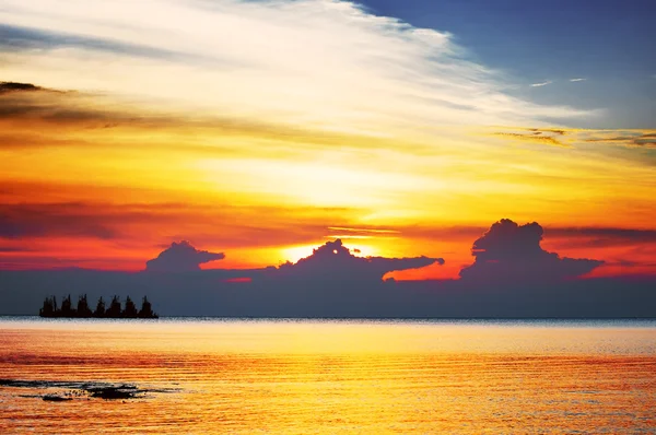 Vacker solnedgång över havet — Stockfoto