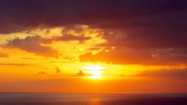 Prachtige zonsondergang boven zee — Stockfoto