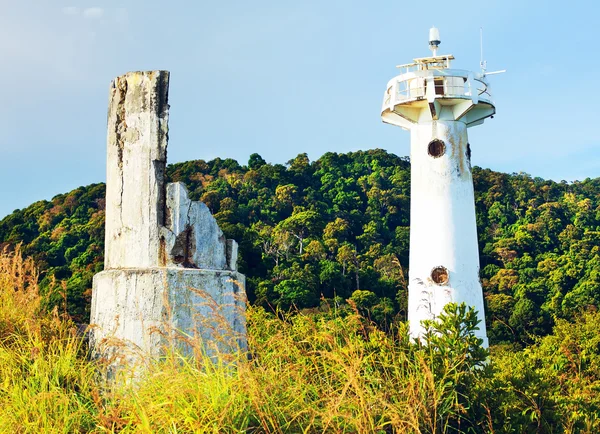 Ormanda eski deniz feneri — Stok fotoğraf