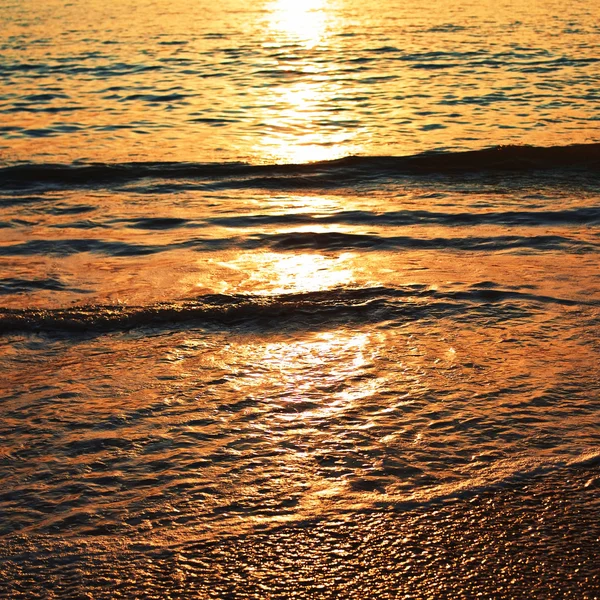 Powierzchnia morza o zachodzie słońca — Zdjęcie stockowe