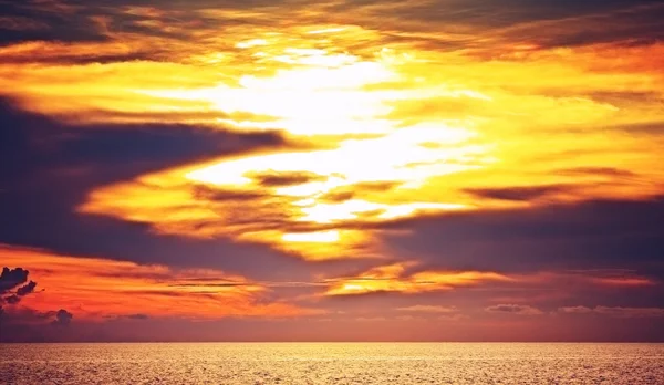 바다 위로 아름다운 일몰 — 스톡 사진