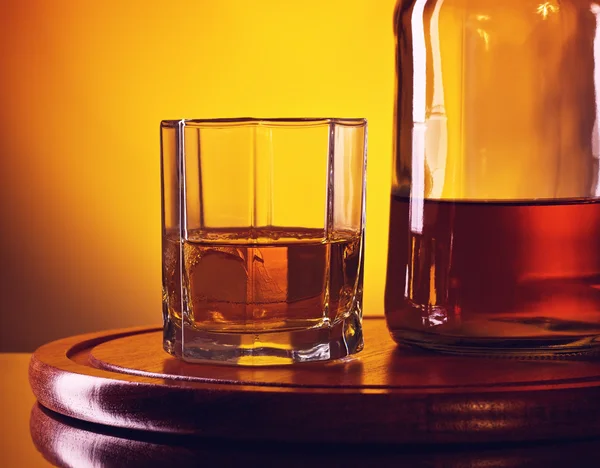 Bouteille de whisky et verre — Photo