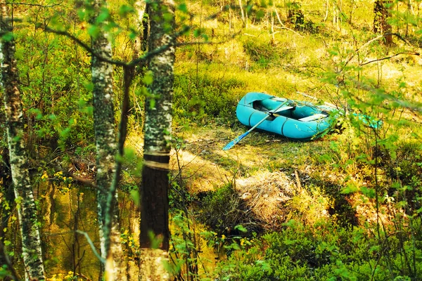 Barco de borracha na costa — Fotografia de Stock