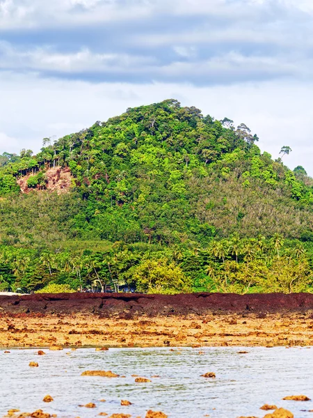 Maré baixa da costa rochosa — Fotografia de Stock