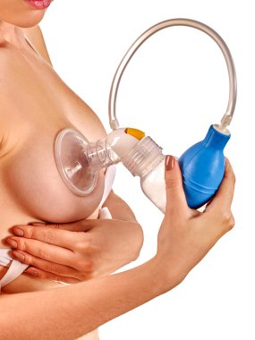 Breastpump ile çıplak kadın emzirme.