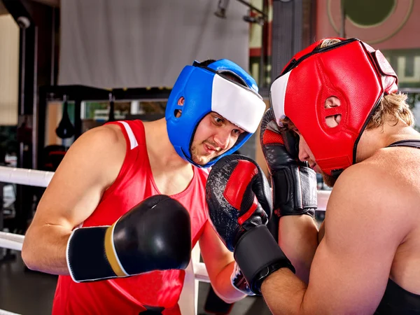 两名男子拳击手戴头盔拳击 . — 图库照片