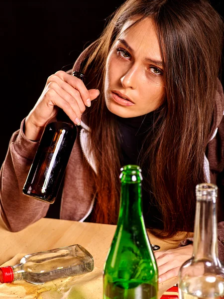 Gadis mabuk memegang sebotol vodka . — Stok Foto