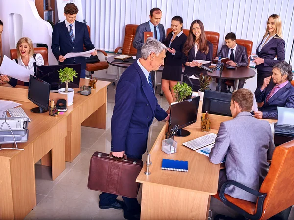 Geschäftsleute arbeiten an Tischen — Stockfoto