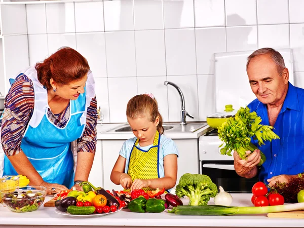 Οικογένεια με παιδί μαγείρεμα στην κουζίνα. — Φωτογραφία Αρχείου