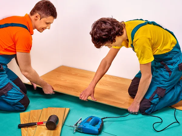 男性自宅寄木細工の床を敷設 — ストック写真