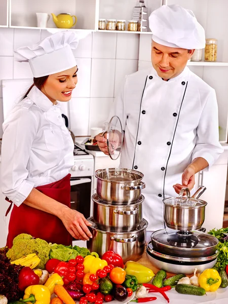 Homme au chapeau de chef cuisinier poulet — Photo