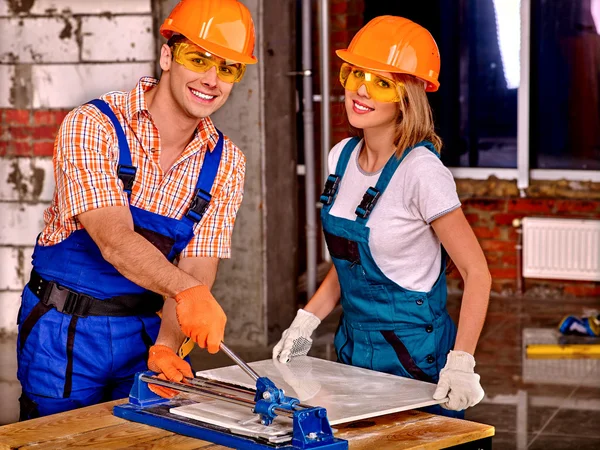 Gruppe Leute Erbauer Schneiden von Keramikfliesen. — Stockfoto