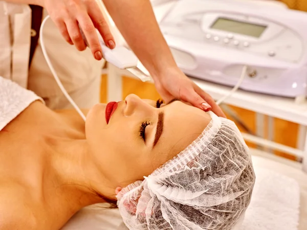 Kvinna tar emot elektriska ansikts peeling massage. — Stockfoto