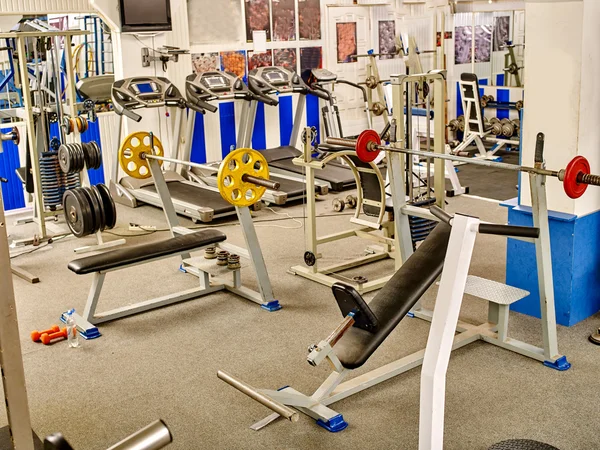 Intérieur du gymnase avec équipement pour tapis roulant . — Photo