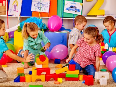 Grup çocuklar oyun blokları katta .