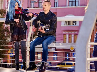 Müzik sokak sanatçıları ile kız kemancı