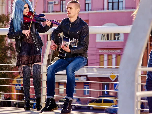 Música street performers con chica violinista —  Fotos de Stock