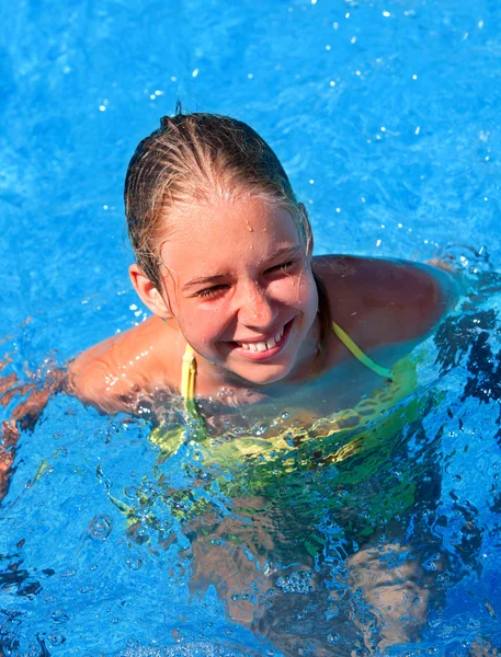 Sport meisje in zwembad. — Stockfoto