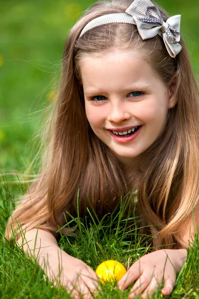 Kind Zoek paasei buiten. — Stockfoto