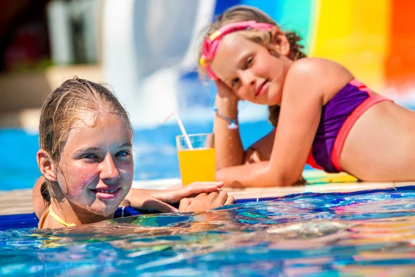 Niños en tobogán acuático en aquapark . — Foto de Stock