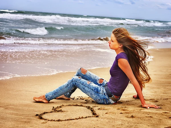 Verão menina mar olhar na água — Fotografia de Stock