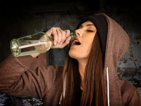 Dronken meisje houden fles wodka. — Stockfoto