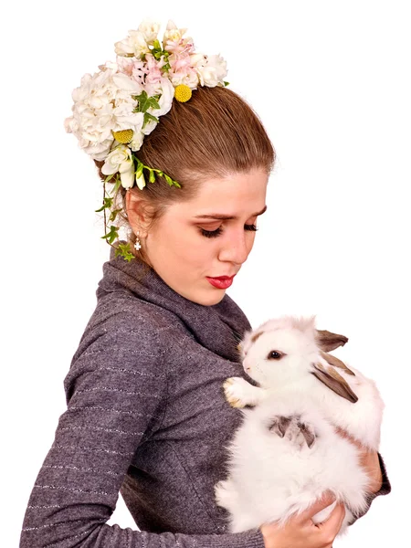 Porträtt av en ung kvinna med liten kanin. — Stockfoto