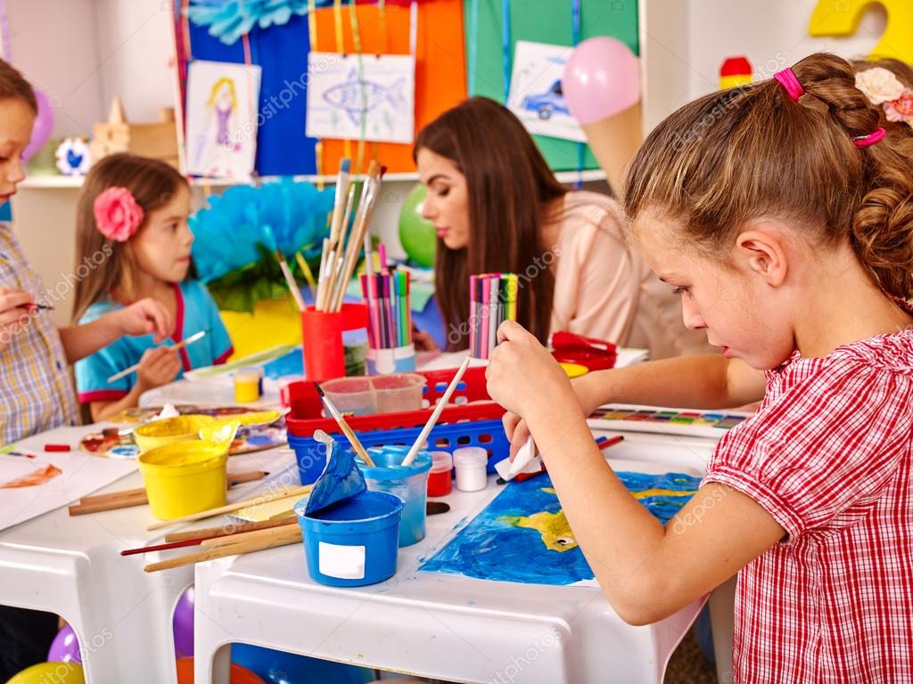 Foto Caucasiana bela jovem professora ensinando arte para crianças