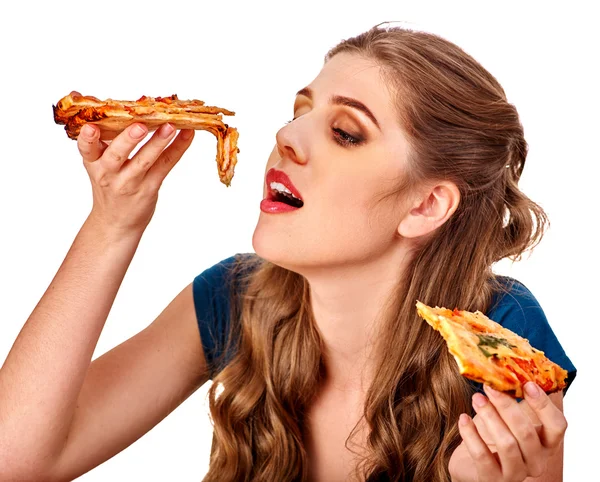 Wanita cantik muda makan pizza besar . — Stok Foto