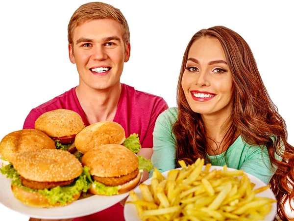 Hombre y mujer comiendo un sándwich grande con cola. Aislado . — Foto de Stock